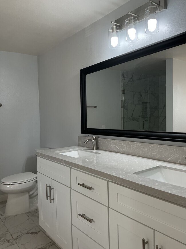 Building Photo - Los Caballeros #001