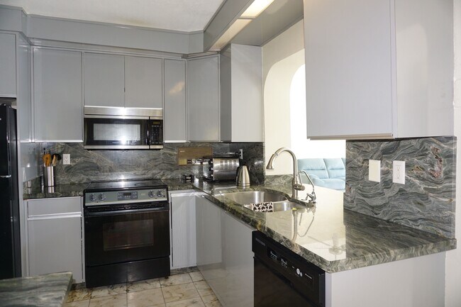 Building Photo - 4511 King Palm Dr