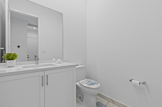 Building Photo - 12884 Wingspan Ct