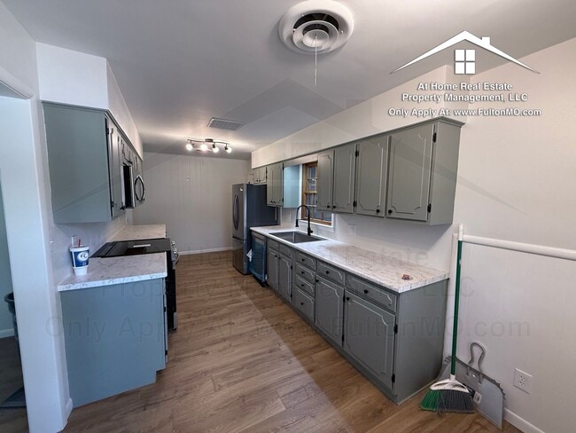 Building Photo - 511 Kleewood Dr