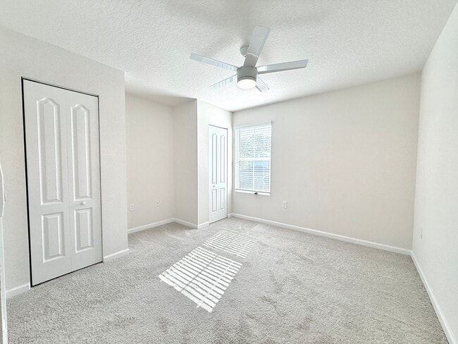 Building Photo - Newer Townhome in Ideal Location