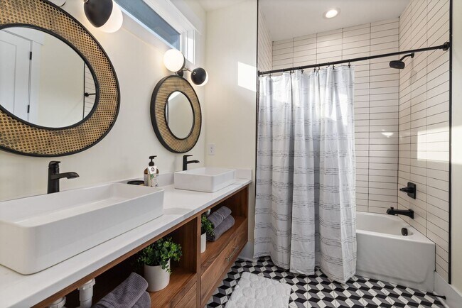 Building Photo - Modern 4-bedroom, 3 bathroom in the heart of Durham