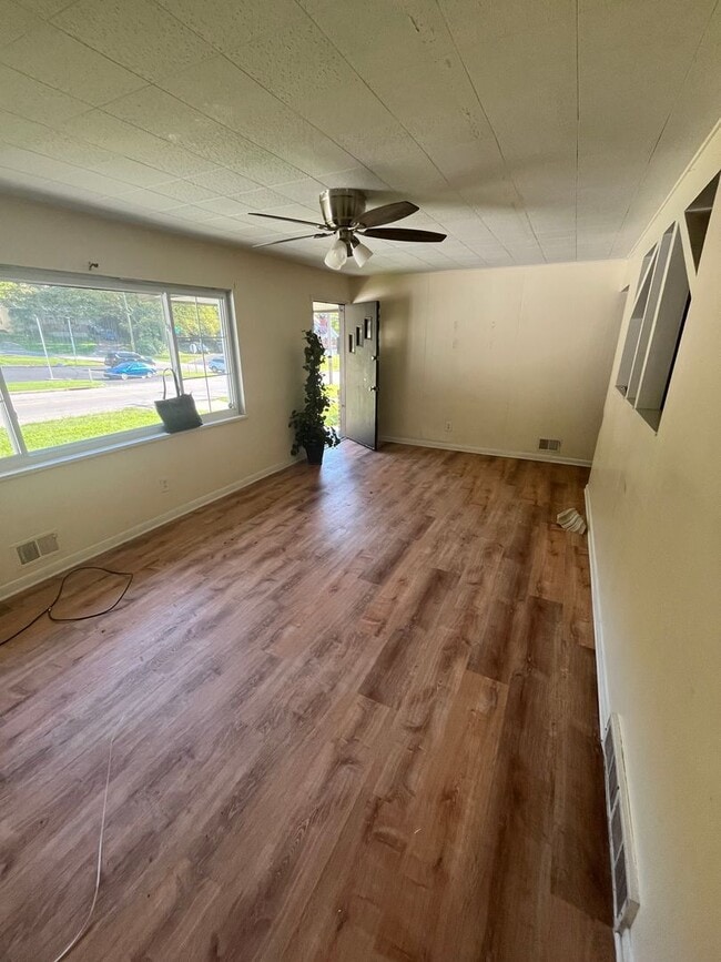 Building Photo - Three Bed, 2 Bath in Cincinnati!