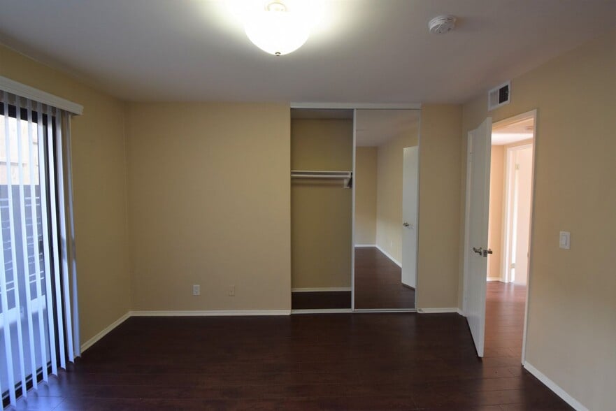 Building Photo - 2119 Elsinore St