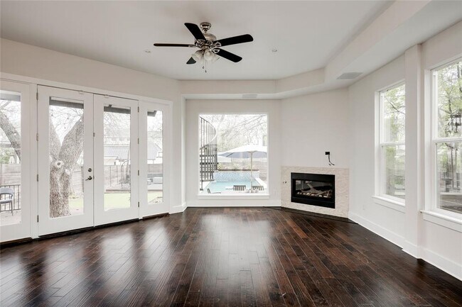 Building Photo - 2005 Bluebonnet Ln