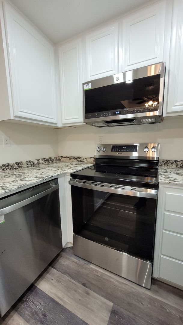 Building Photo - River Colony townhome - centrally located
