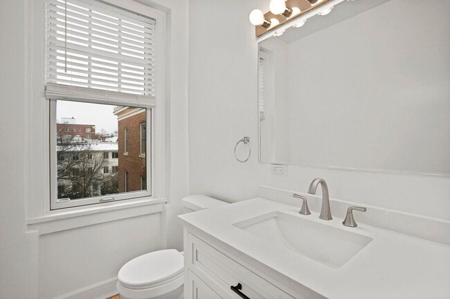 Building Photo - Amazing One-Bedroom Adams Morgan Unit! - W...