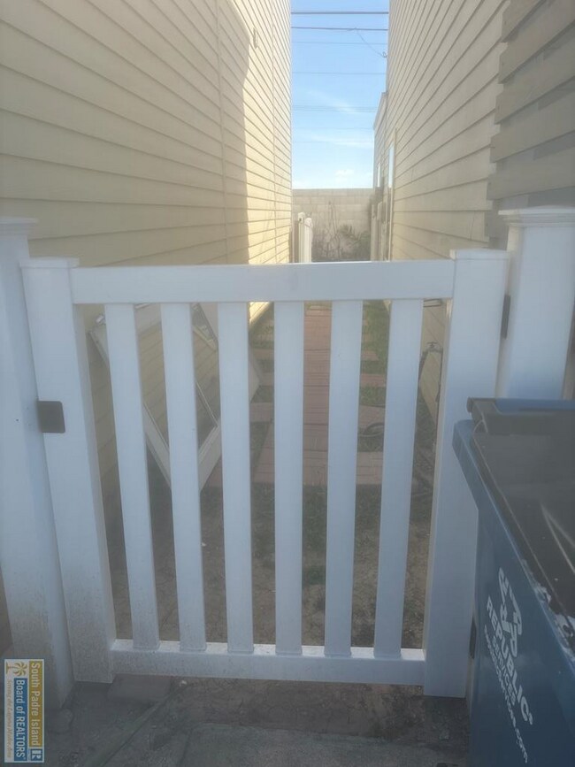 Building Photo - 123 Las Joyas Blvd