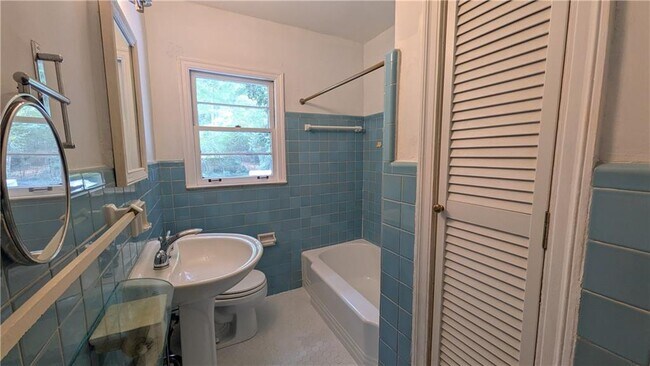 Building Photo - 4300 Rickenbacker Way NE