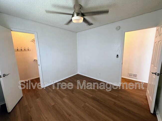 Building Photo - 6845 S Creek Dr