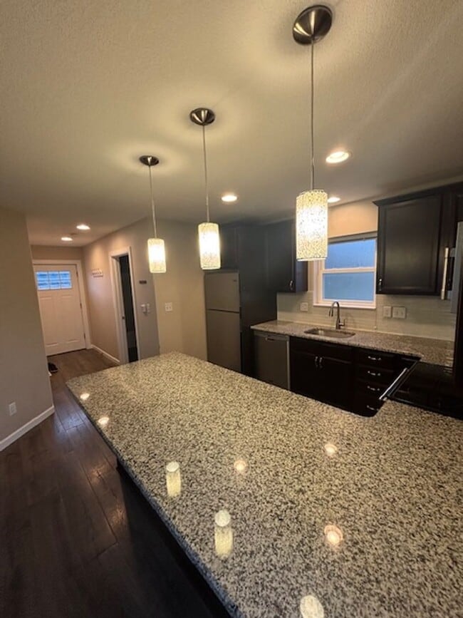 Building Photo - 1 Bedroom 1 Bath Apt. with huge garage in Newberg