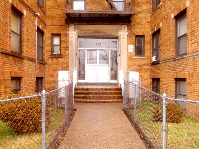 Primary Photo - 659 Chancellor Ave