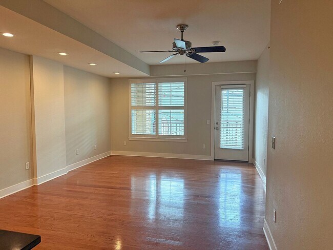 Building Photo - 2-Bedroom, 2 Bath Unit for Rent in Denver, CO | Fitness center & Modern Kitchen