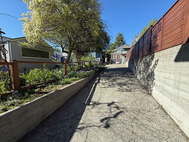 Building Photo - Stunning 4 Bed 4 Bath Home Steps from Golden Gardens in Ballard with MIL Suite