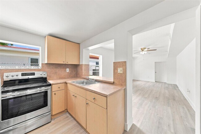 Building Photo - 402 NW 44th Ave