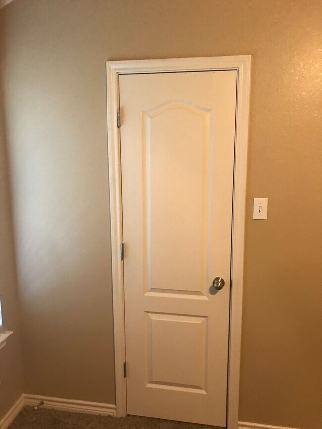 Building Photo - 3 bedroom 2 bath Duplex Text 302-231-7228 ...