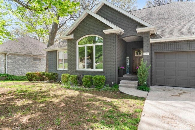 Building Photo - 840 E Gaslight Dr