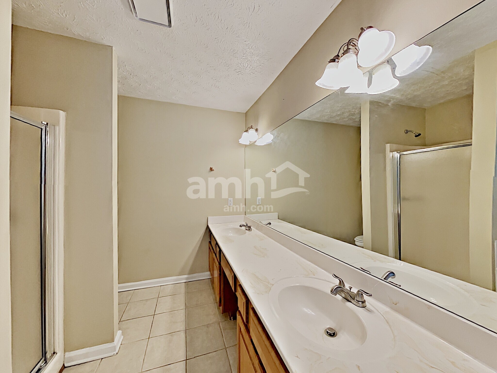 Building Photo - 2044 Lakeland Dr