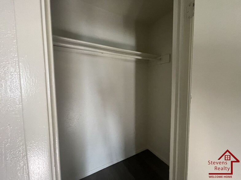 Building Photo - 1502 NW Kingsbury Ave