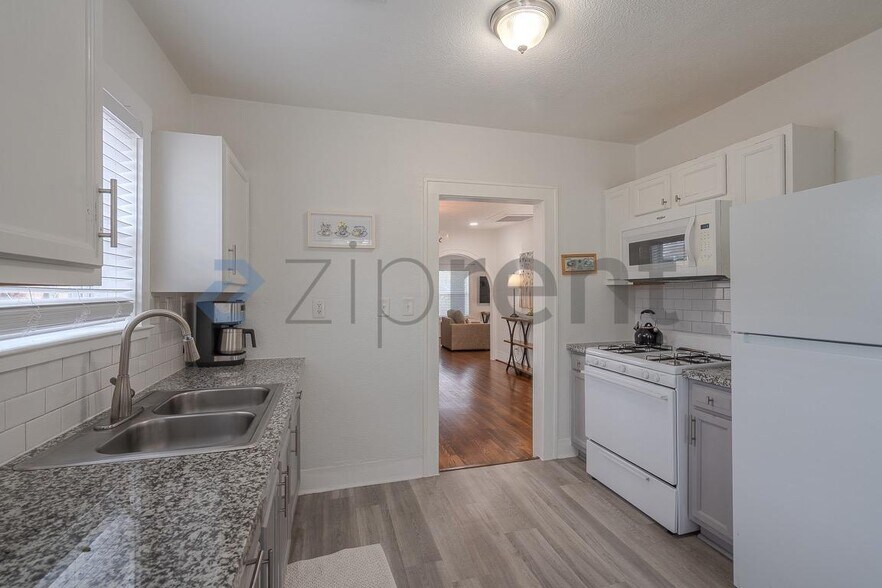 Building Photo - Unit 2