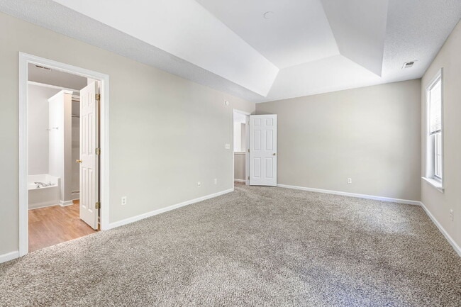 Building Photo - Very quiet and private location in heart of RTP