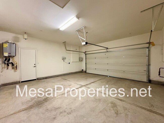 Building Photo - 3244 E Yellowstone Dr