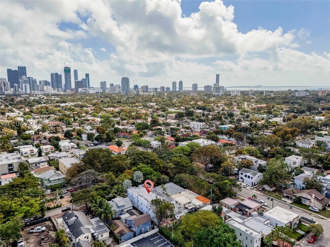 Building Photo - 852 SW 13th Ct