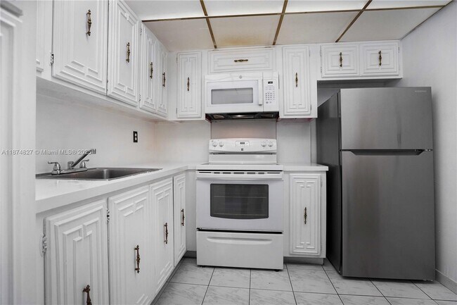 Building Photo - 7925 Carlyle Ave