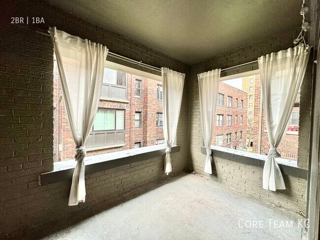 Building Photo - 710 W 48th St