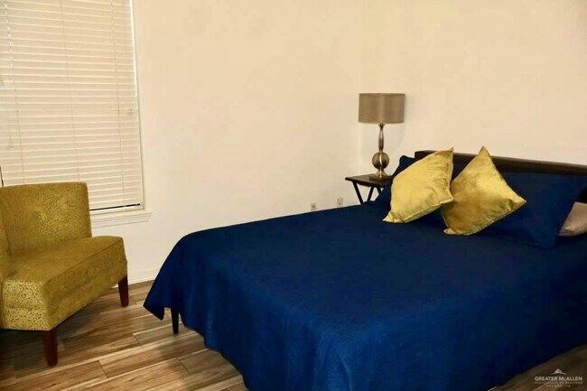 Building Photo - 16 Mimosa St