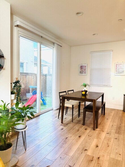 Building Photo - 857 Barney Cmn