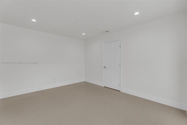 Building Photo - 5520 SW 91 Ave