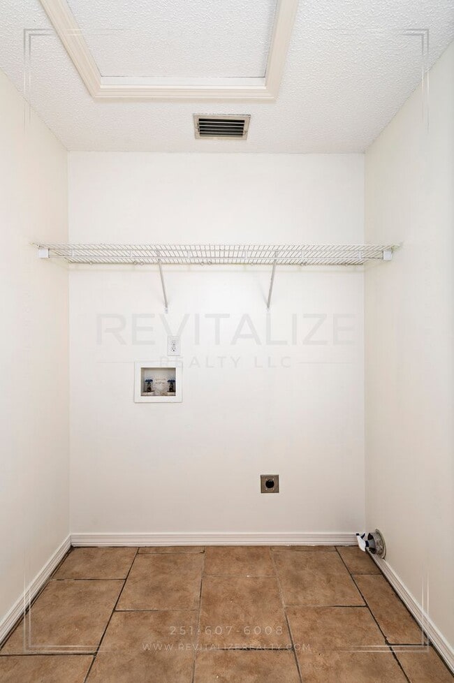 Building Photo - Charming 3-Bed 2-Bath Brick Home in West Mobile