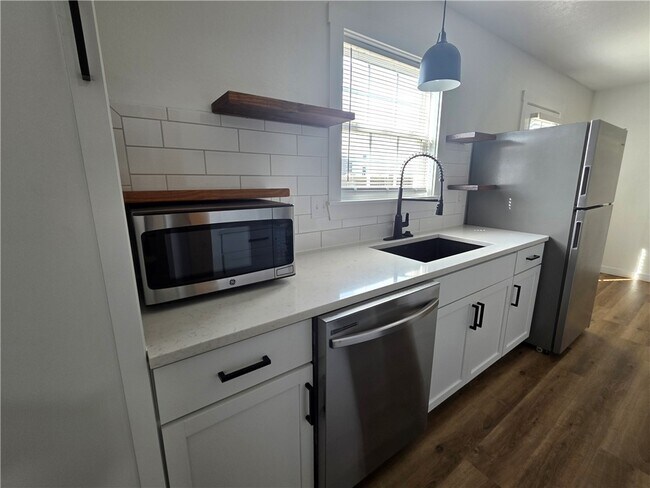 Building Photo - 2300 SE Jayel Terrace