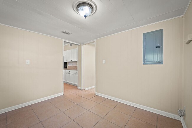 Building Photo - 909 Westgate Dr