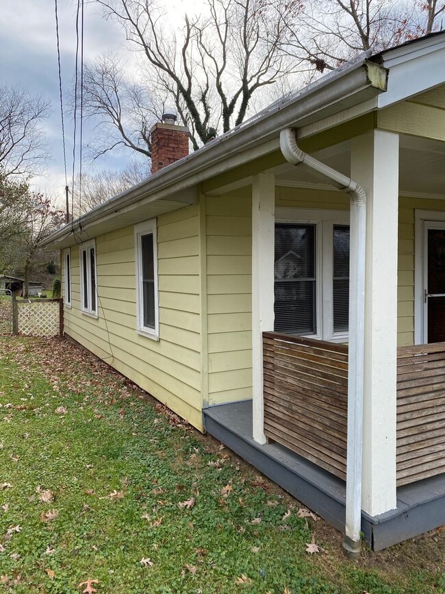 Building Photo - Woodfin - Traditional Bungalow with lot's ...