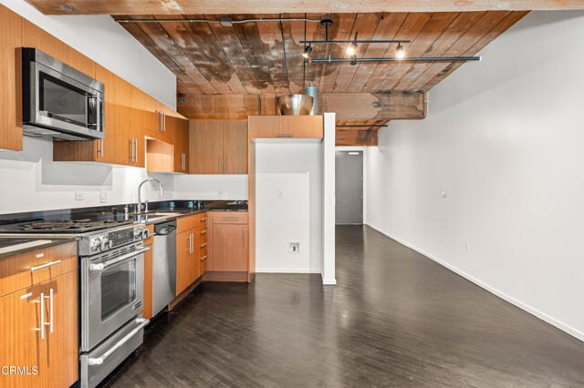 Building Photo - 530 S Hewitt St
