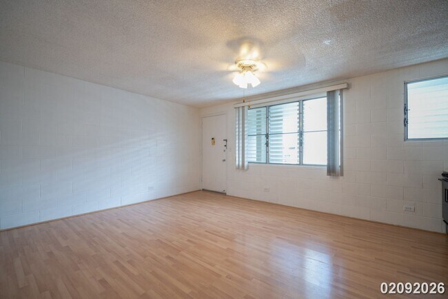 Building Photo - Prime Town Location – 1 Bed, 1 Bath Walk-Up - Corner Unit
