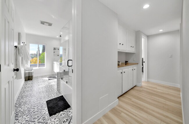 Building Photo - 5565 Ostin Ave