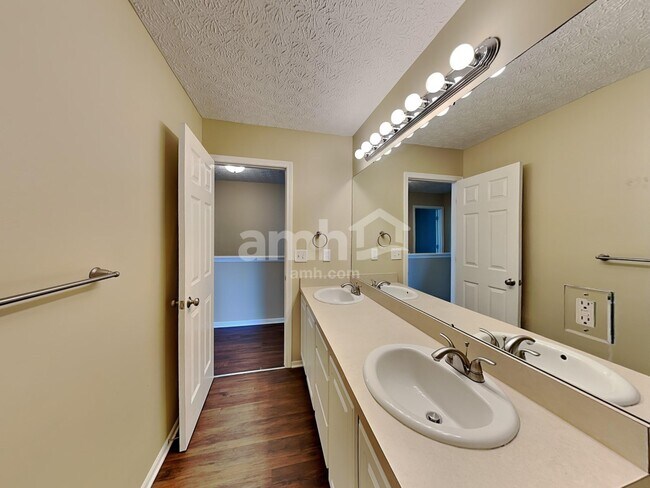 Building Photo - 512 Longview St