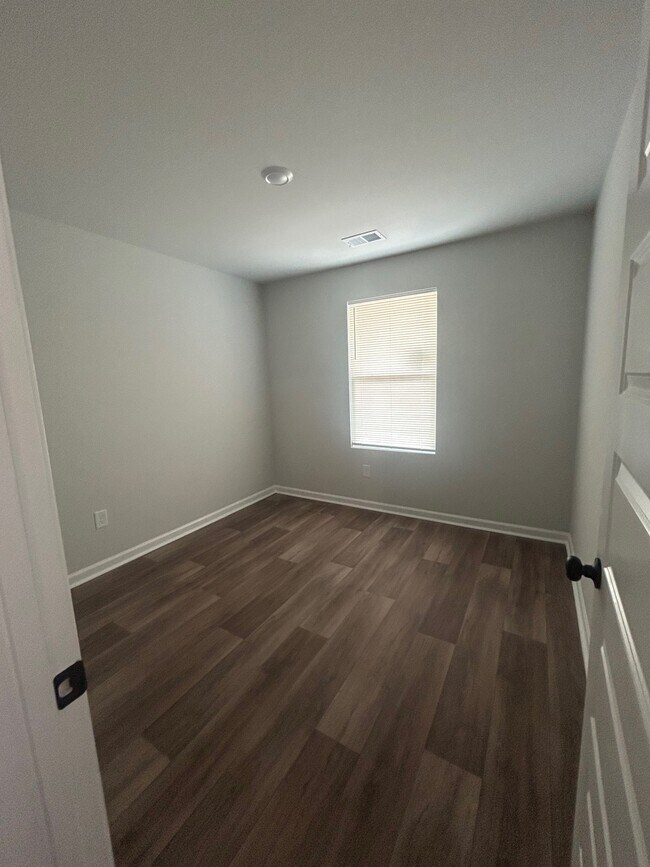 Building Photo - 1732 King Oaks Lp