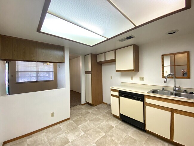 Building Photo - 1BR/1Bath Condo w/Garage