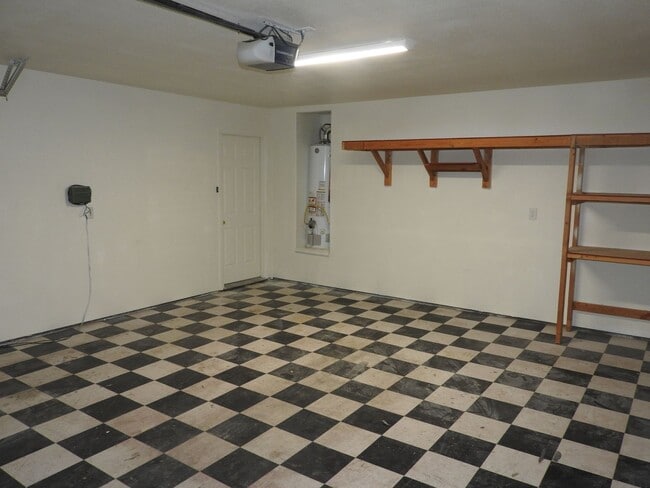 Building Photo - Centrally Located