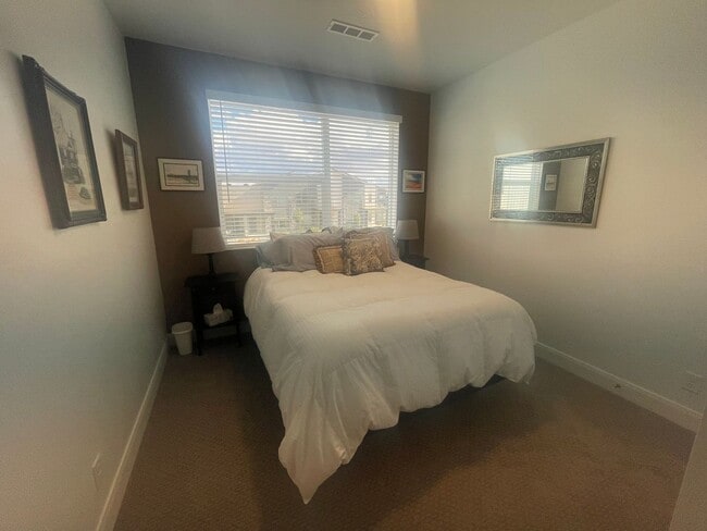 Building Photo - 2-Bed 2-Bath Desert Color Condo!!