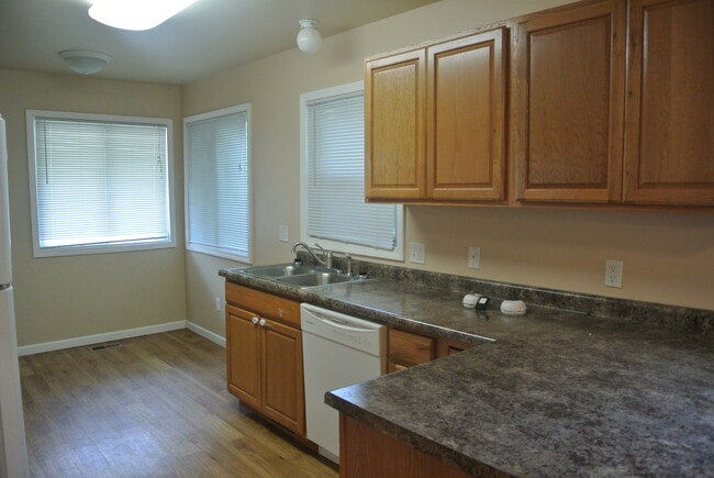 Building Photo - 3 Bedroom House!