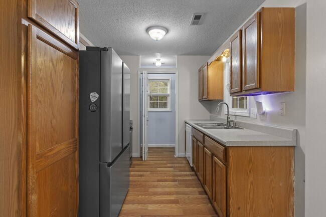 Building Photo - Cul-de-Sac Retreat with Vaulted Ceilings, Fireplace & Large Deck