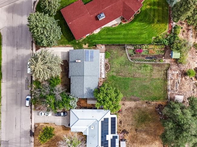 Building Photo - 1936 Crestview Dr