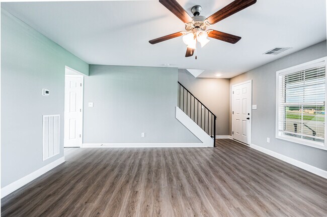 Building Photo - 195 Creekwood Ave