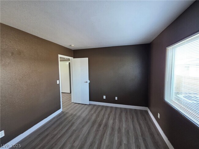 Building Photo - 5165 E Glendale Ave