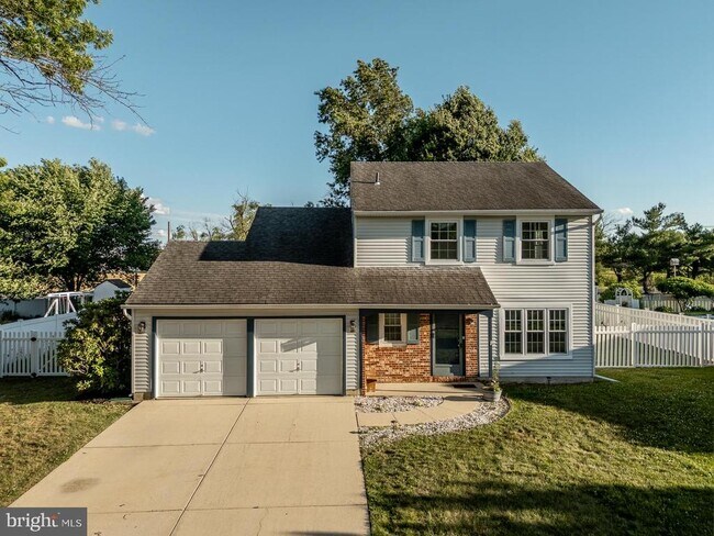 Building Photo - 10 Honey Locust Ln